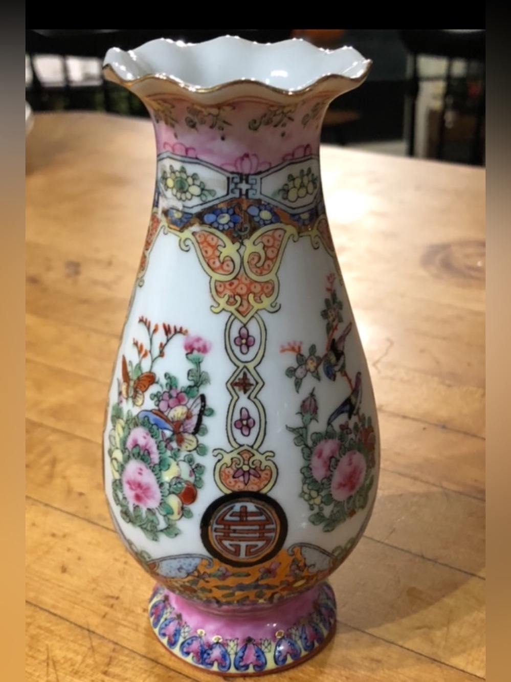 Chinese Rose Medallion
Porcelain Vase with Scalloped
Rim